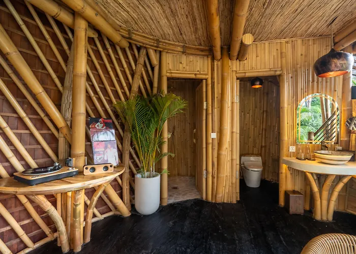 Bambootel Sawah View リゾート テガララン